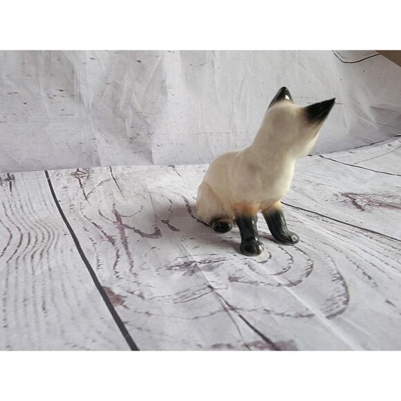 Vintage Blue Eyed Winking Siamese Cat Figurine Ceramic - Picture 5 of 6